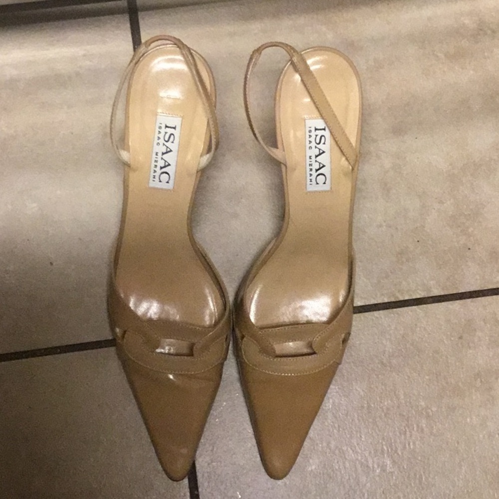 Issac lady’s 3.5” patent leather modestly worn heels.  Like new!  Pretty!!